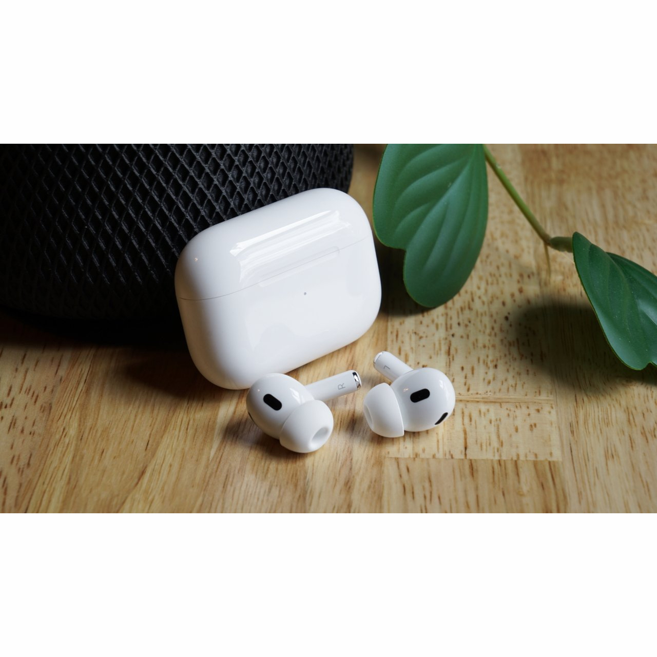 هدفون بلوتوثی اپل مدل AirPods Pro 2nd Generation با نویز کنسلینگ فعال (ANC)، نویز کنسلینگ میکروفون (ENC)، درگاه شارژ USB Type-C، با قابلیت شارژ بیسیم، دارای میکروفون دوگانه از نوع Beamforming، مقاومت در برابر رطوبت و عرق - تصویر 10