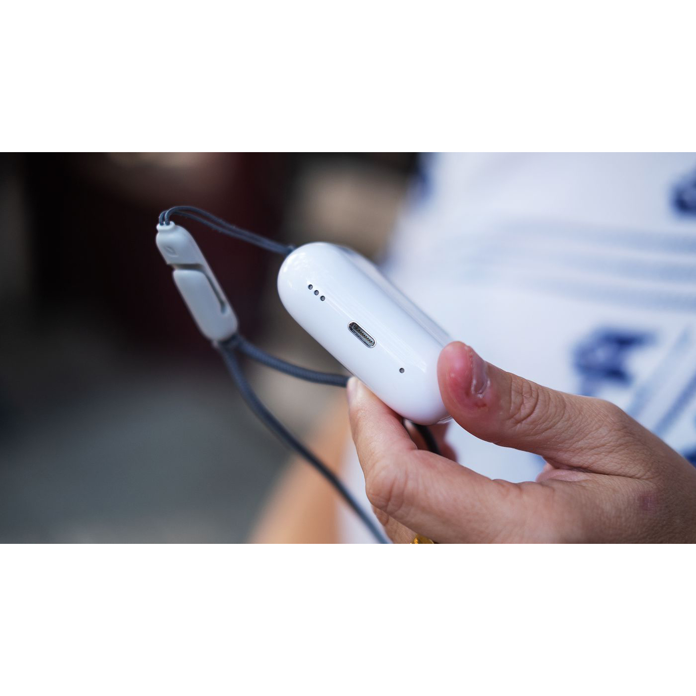 هدفون بلوتوثی اپل مدل AirPods Pro 2nd Generation با نویز کنسلینگ فعال (ANC)، نویز کنسلینگ میکروفون (ENC)، درگاه شارژ USB Type-C، با قابلیت شارژ بیسیم، دارای میکروفون دوگانه از نوع Beamforming، مقاومت در برابر رطوبت و عرق - تصویر 12