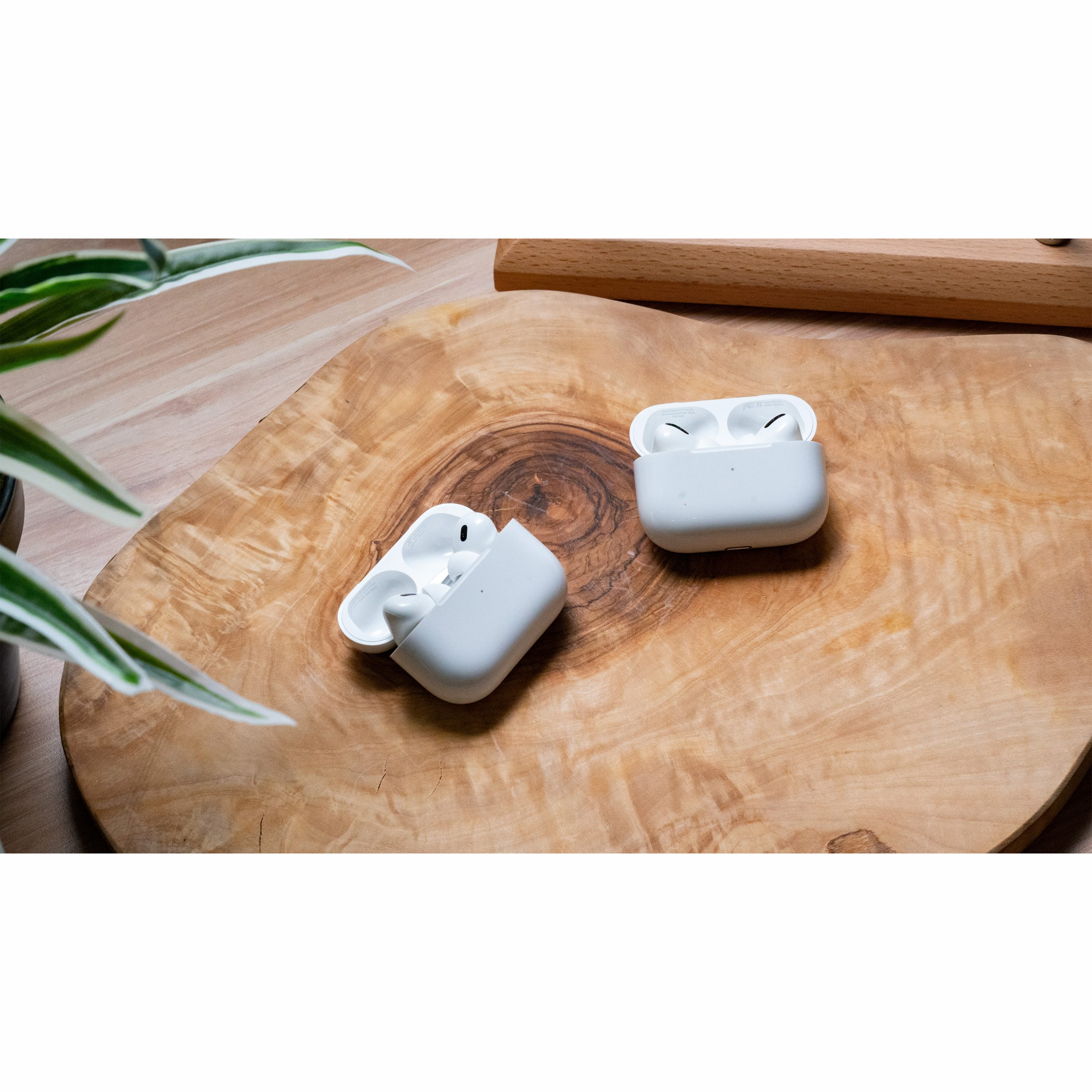 هدفون بلوتوثی اپل مدل AirPods Pro 2nd Generation با نویز کنسلینگ فعال (ANC)، نویز کنسلینگ میکروفون (ENC)، درگاه شارژ USB Type-C، با قابلیت شارژ بیسیم، دارای میکروفون دوگانه از نوع Beamforming، مقاومت در برابر رطوبت و عرق - تصویر 9